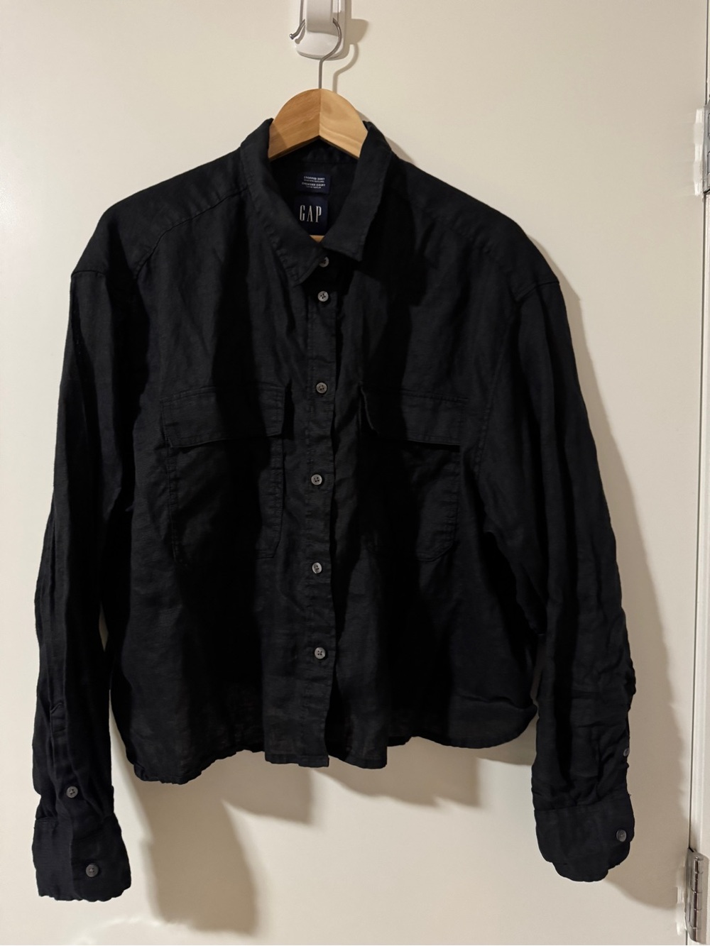 GAP Women’s Black Linen Cropped Button-Front Shirt
